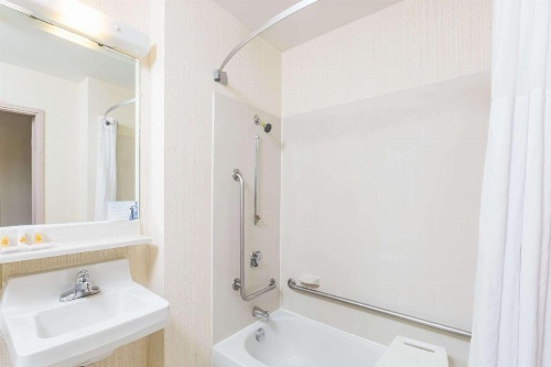 Days Inn by Wyndham Des Moines-West Clive image 36