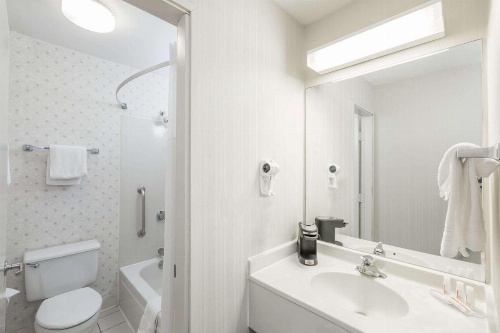 Days Inn by Wyndham Des Moines-West Clive image 38